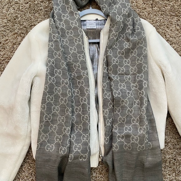 Authentic reversible Gucci scarf - Picture 3 of 7